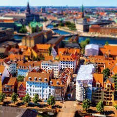 街がまるでミニチュアのよう！カメラアプリ「Photograph+」で写真が生まれ変わる！のアイコン