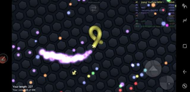 ▲光る餌を食べさせて自分のヘビを成長させるゲーム | 『slither.io(スリザリオ)』のレビューと序盤の攻略