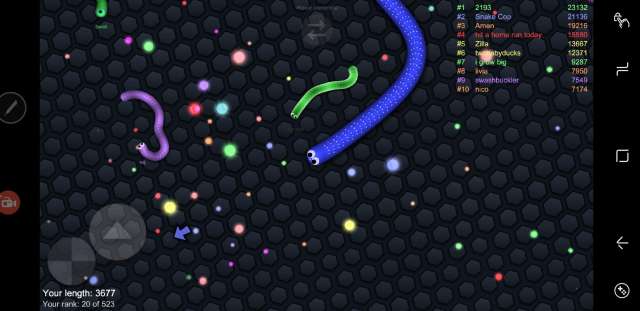 ▲餌を食べつつ他のヘビを狙う | 『slither.io(スリザリオ)』のレビューと序盤の攻略