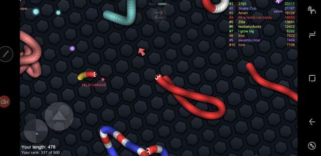 ▲ヘビの密集地帯。敵がどう動くかを考えながら有利な位置に進もう | 『slither.io(スリザリオ)』のレビューと序盤の攻略