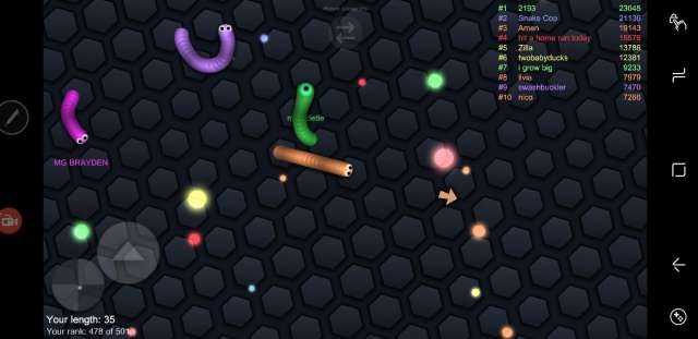 ▲スタートしたばかりのヘビの集団。早く大きく育てよう | 『slither.io(スリザリオ)』のレビューと序盤の攻略