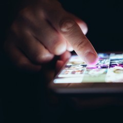 インスタグラムの画像・動画をスマホに保存する方法！通知やバレる事は？のアイコン